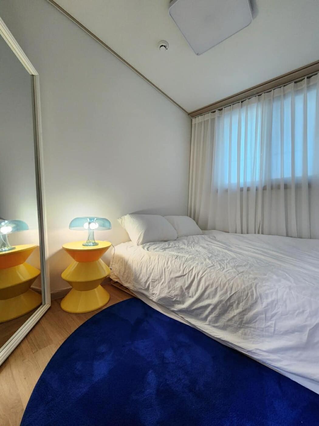 Mid-century Staycation In Appartamento